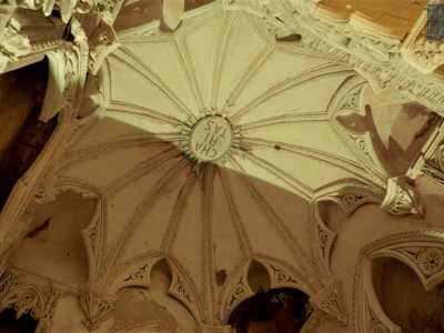 Lo spazio � preceduto da un vestibolo ancora pi� piccolo che ci riserva la sorpresa di una volta a cupola decorata che pare un fiore a otto petali e al cui centro campeggia la scritta charitas